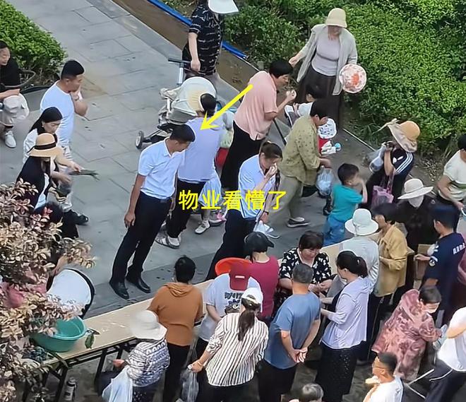 包粽子大妈连盆都端走了还围堵物业要鸡蛋pg电子模拟器试玩山东：小区端午免费